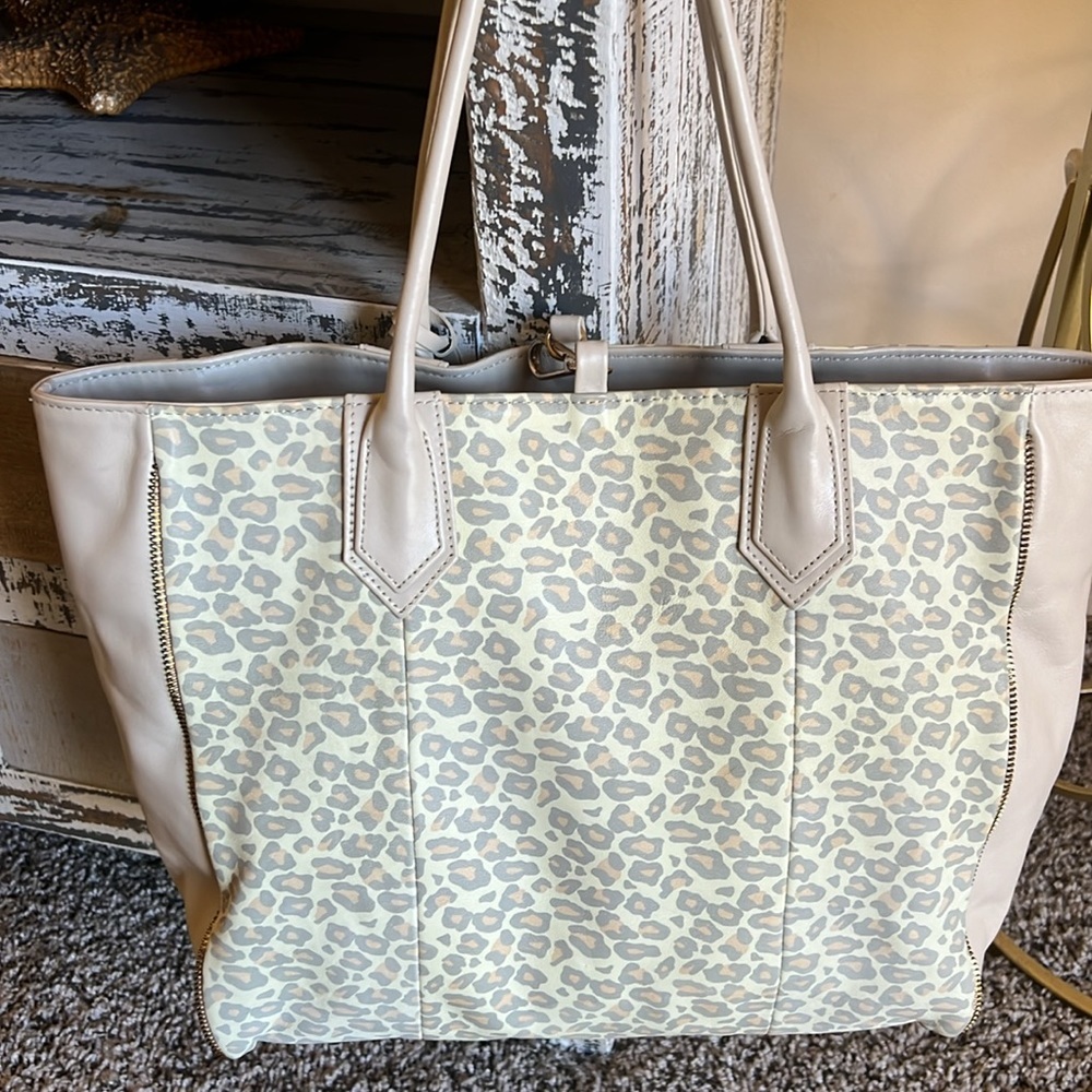 LAUREN MERKIN
Reese Toffee High Gloss Leather
Zipper Trim Tote Made In U…‎